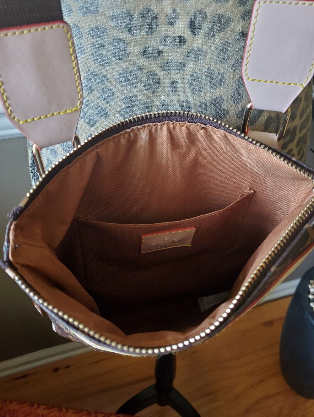 Cross Body Bag - Picture 3 of 9